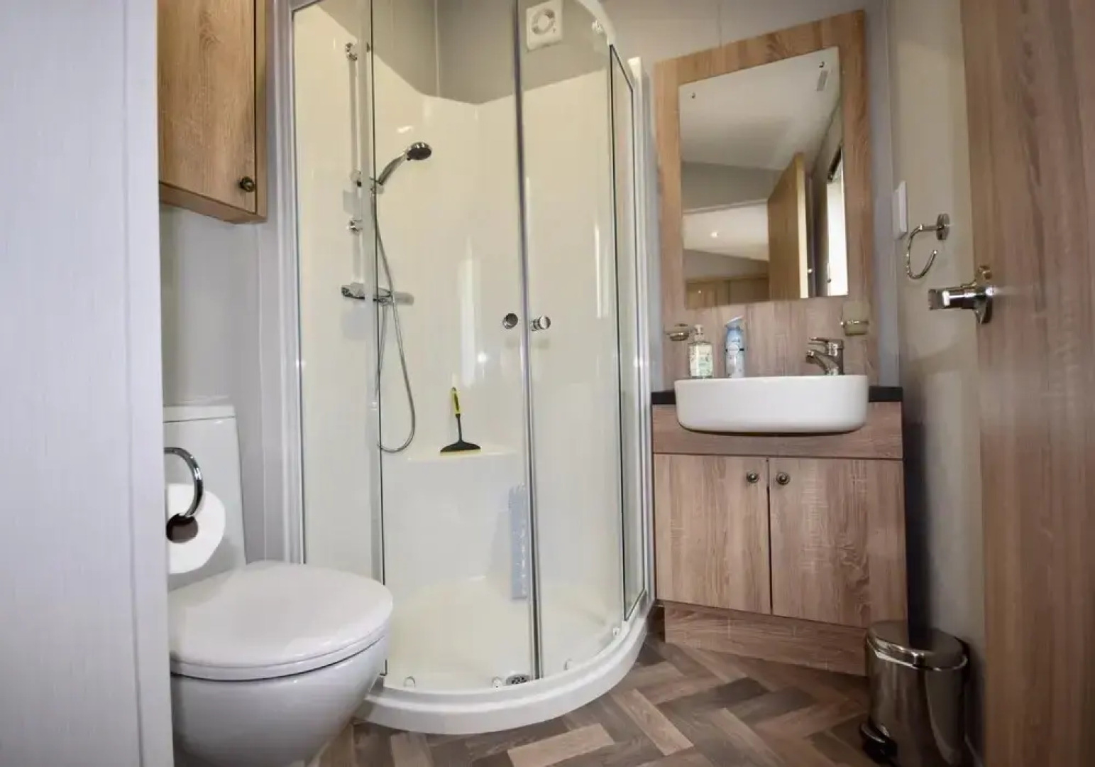 Poppy An Immaculate Lake Side Lodge the Perfect Retreat for all Sleeps 4