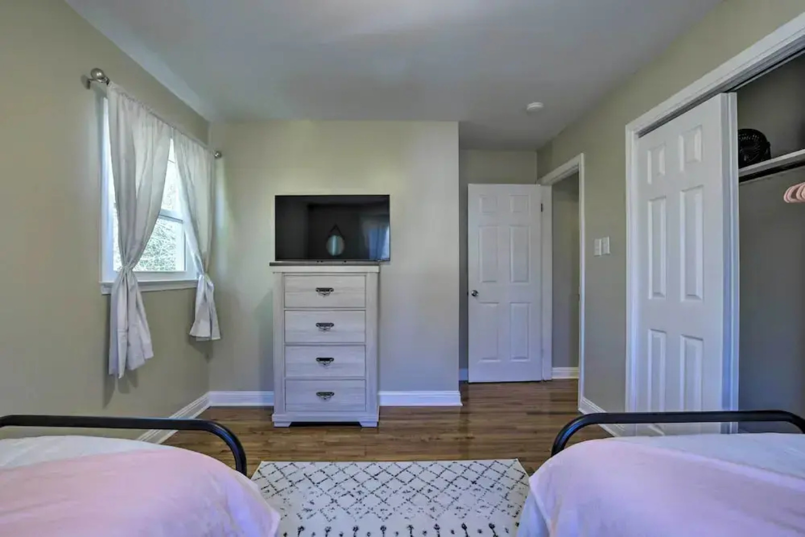 Sunny Family Home, 3 Mi to High Point Market!