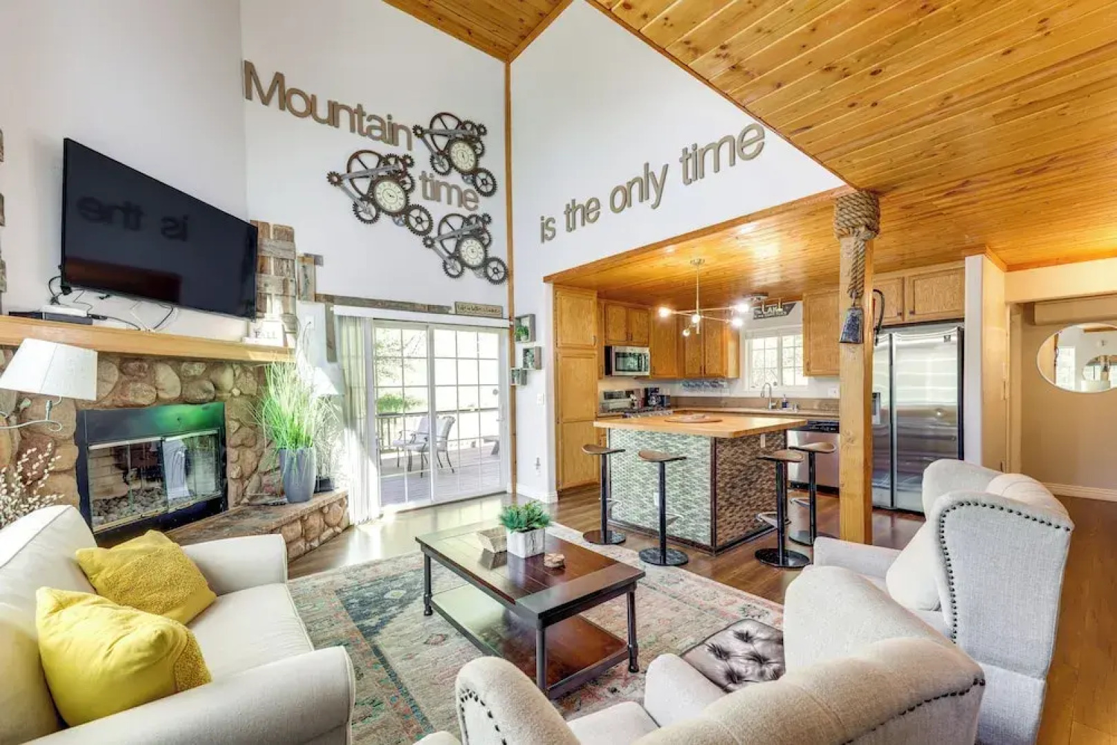 Remodeled Crestline Retreat: Walk to Lake Gregory!