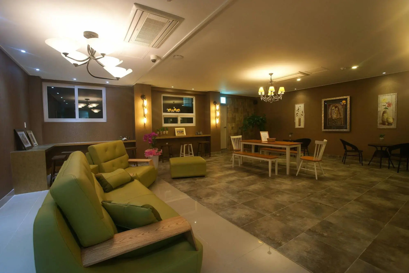 Orange Tree Hotel & Cafe