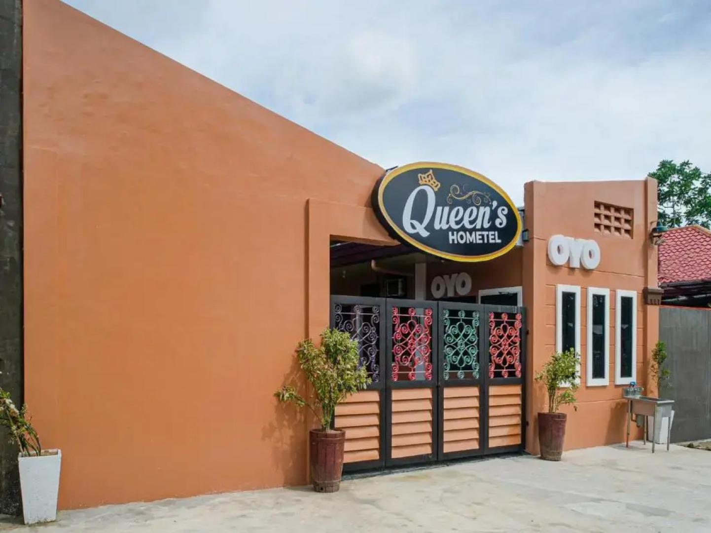 OYO 702 Queens Hometel