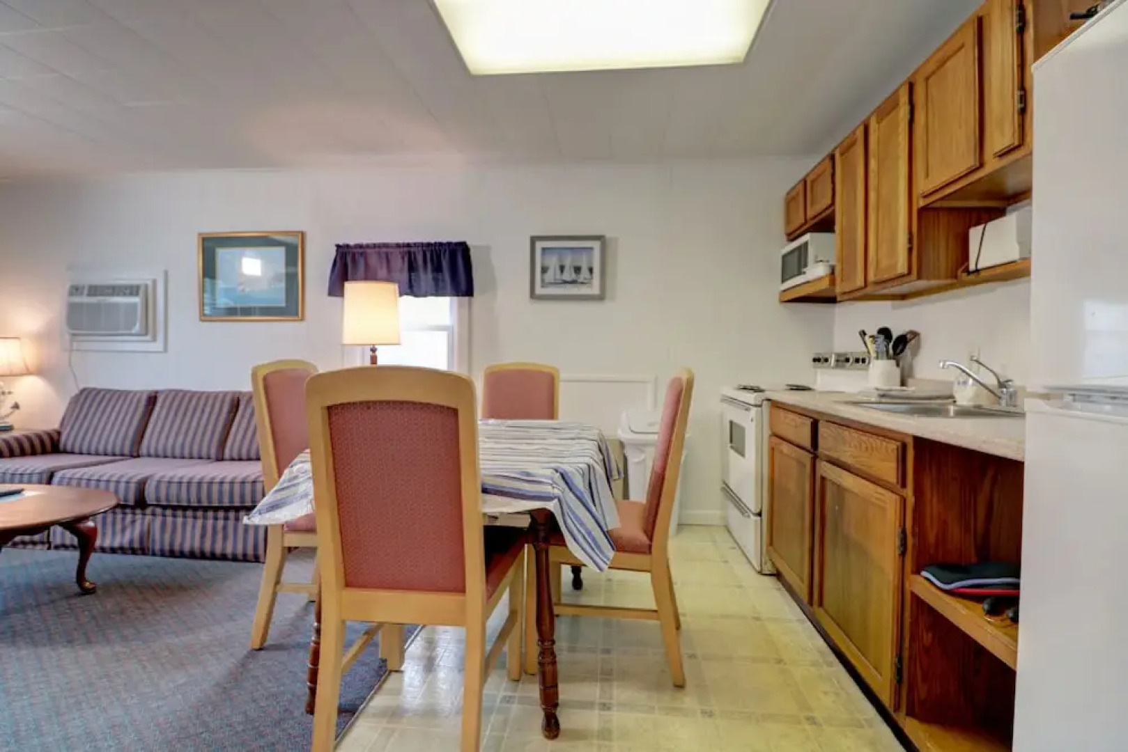 Carriage House Motel Cottages & Suites