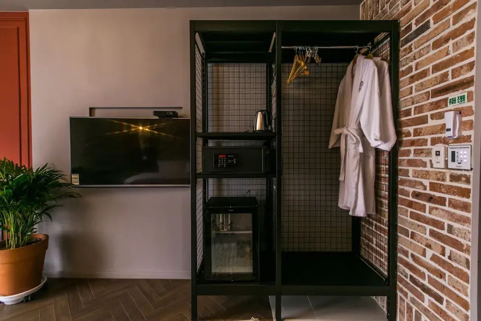 Hotel February Dong Seong Ro