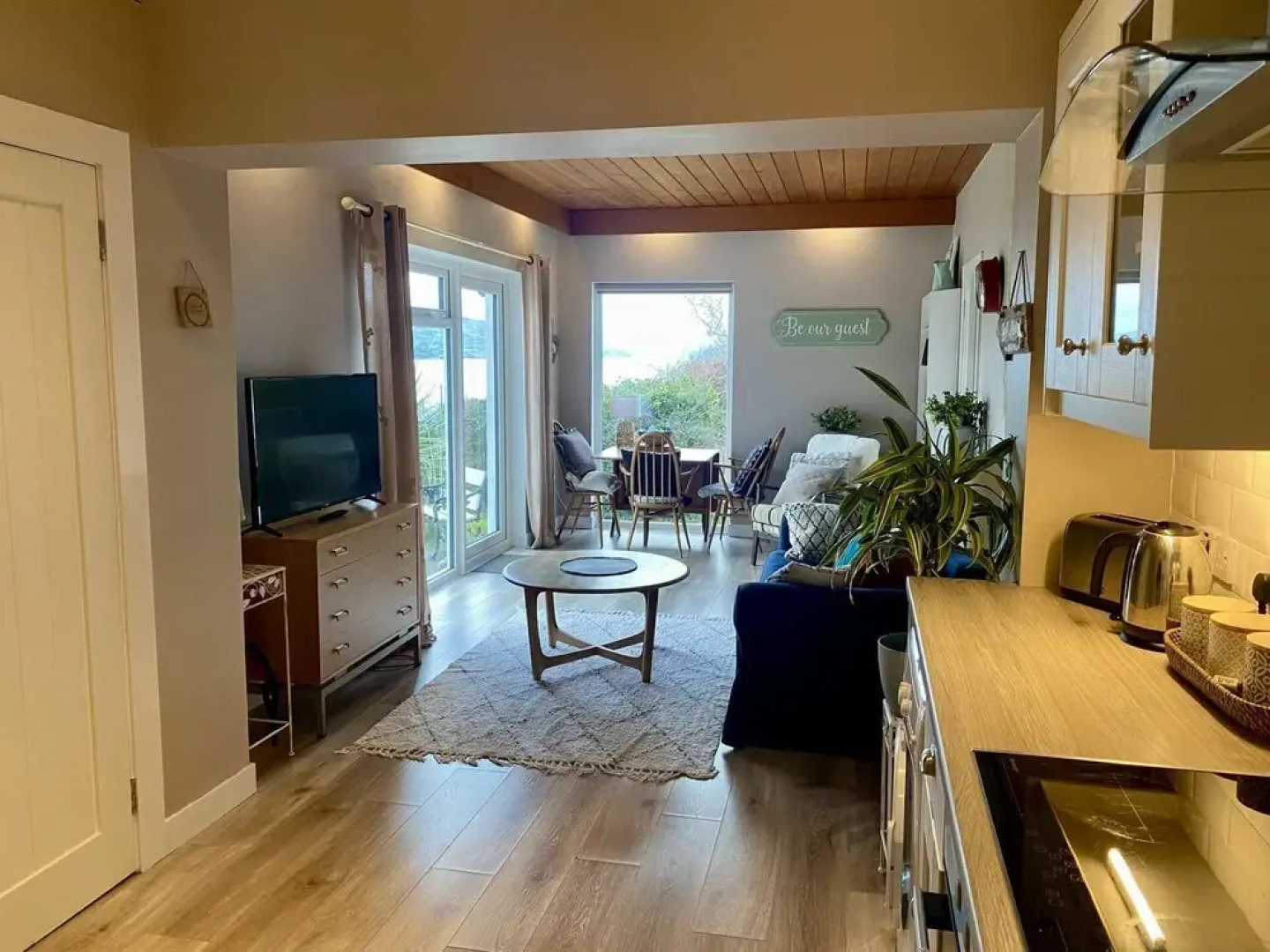 Ballygally Seaview and Garden 1 Bedroom Hideaway