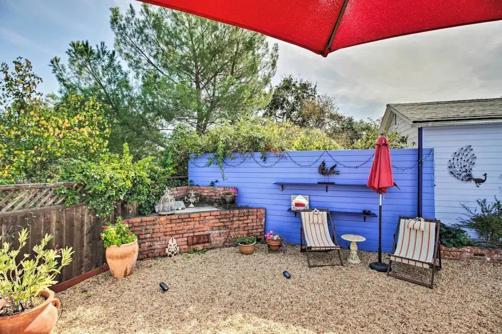 Romantic Casita w/ Garden + Deck 2 Miles to Plaza!
