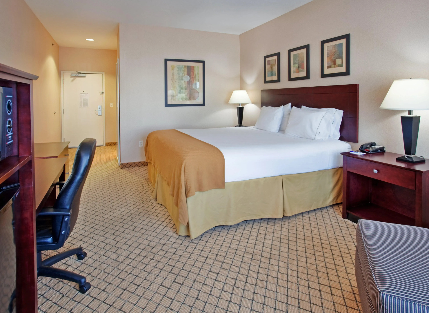 Holiday Inn Express & Suites Wichita Airport by IHG