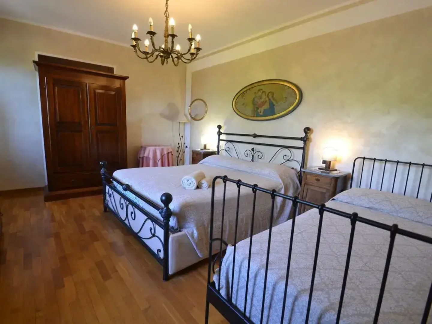 Lovely Farmhouse in Castiglione di Garfagnana with Hot Tub