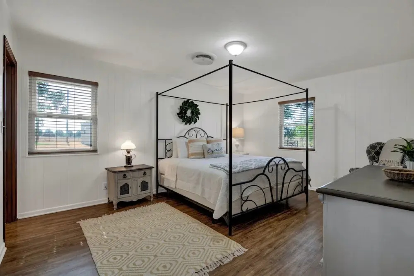 Spacious Home - Fire Pit, BBQ and Outdoor Seating!