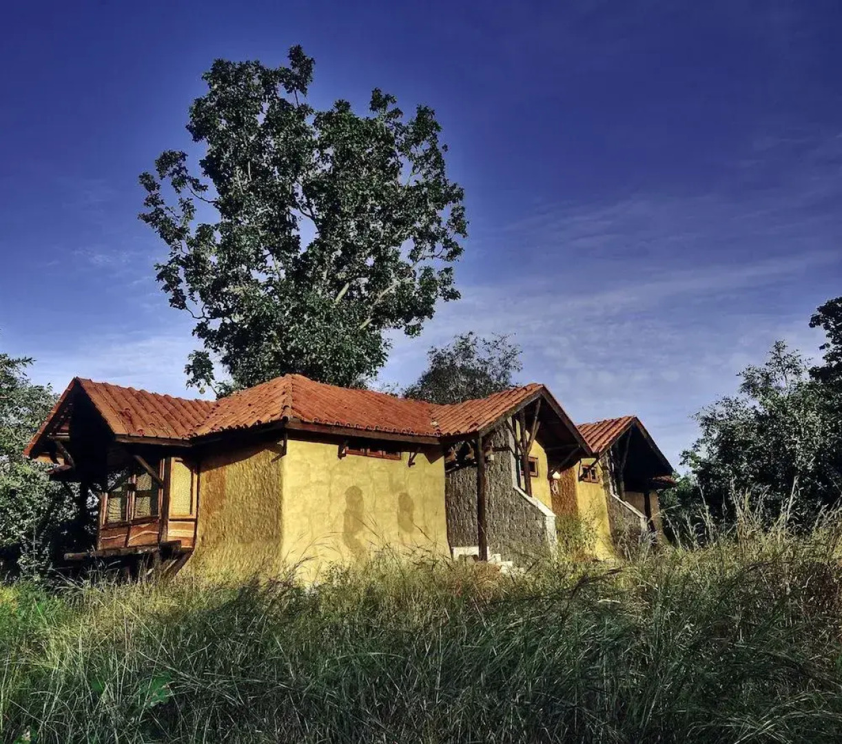 Pugdundee Safaris - Kanha Earth Lodge