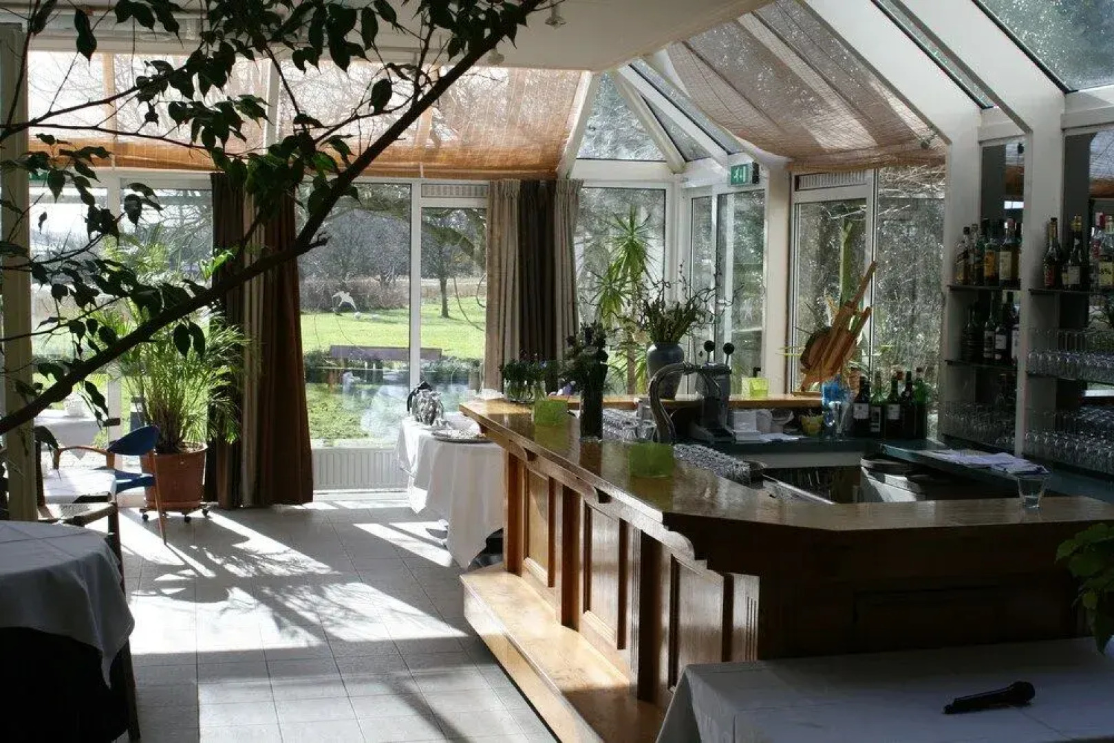 Green White Hotel Restaurant