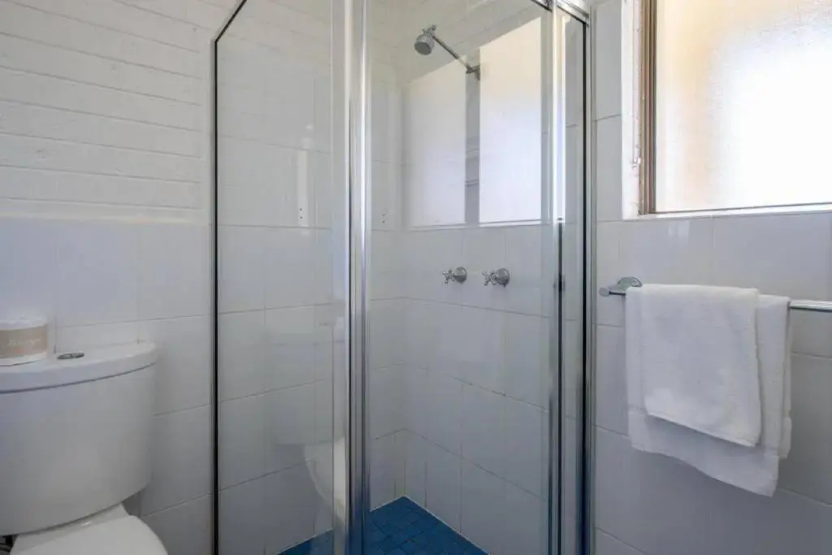 Sunny, 2-bedroom apartment with pool, 200m from Caseys beach