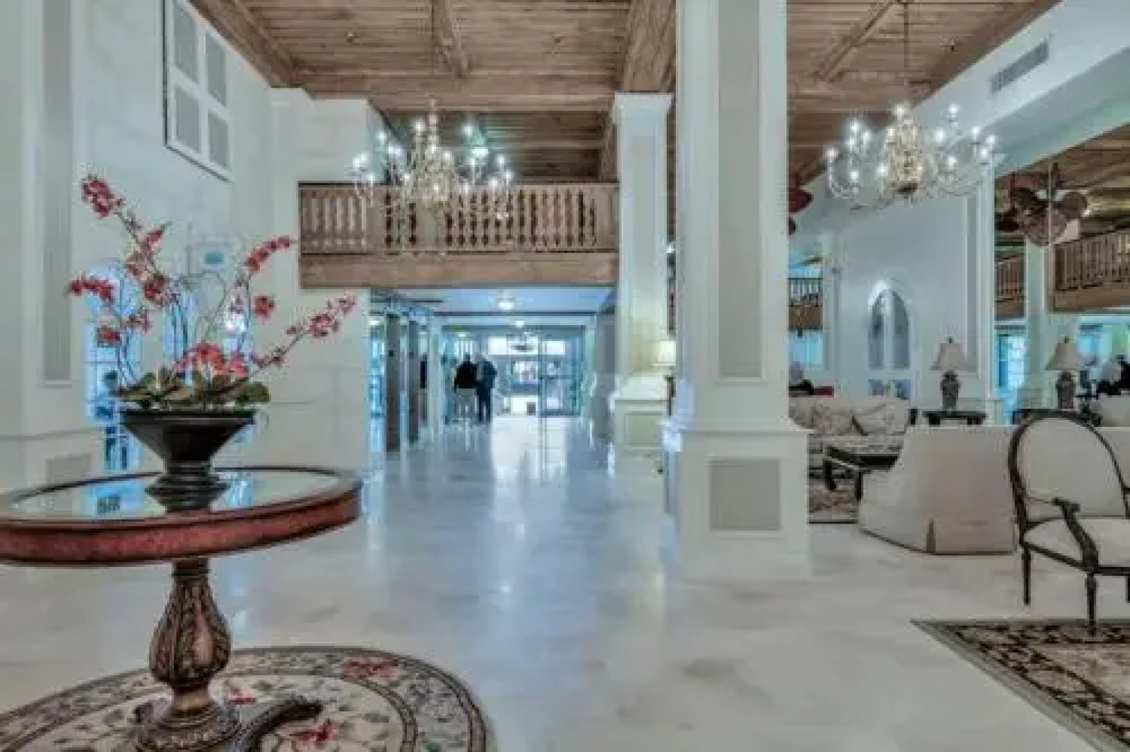 Tropical Beach Condo - Pool, Parking, 86" TV, WiFi