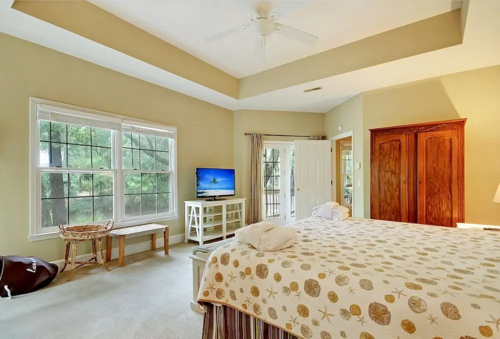 Spacious Overlooking Lagoon 5 Bedrooms 2.5 Bathrooms Home