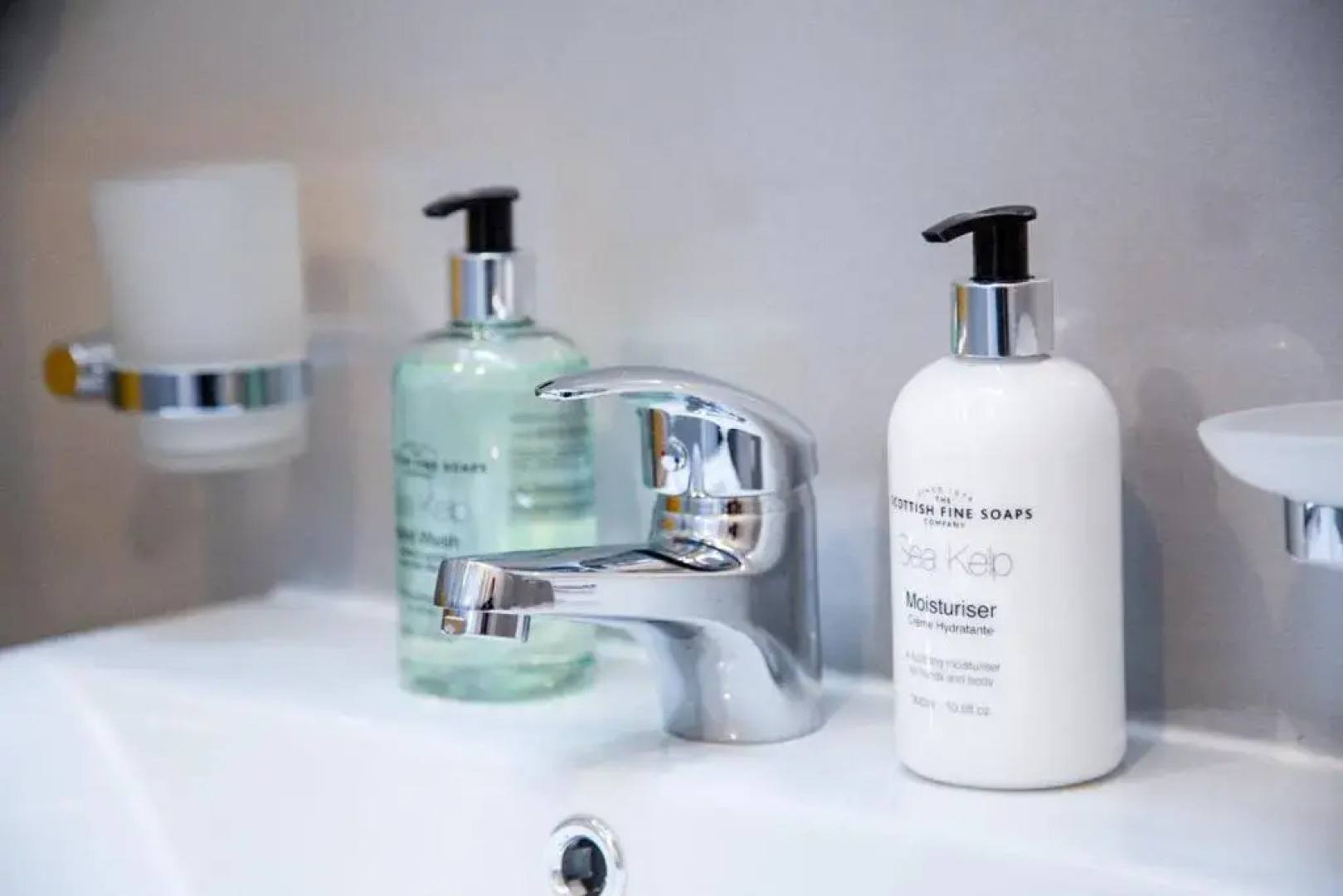 Allt Mor Rentals - Chalet with hot tub, And Studio Apartment with balcony