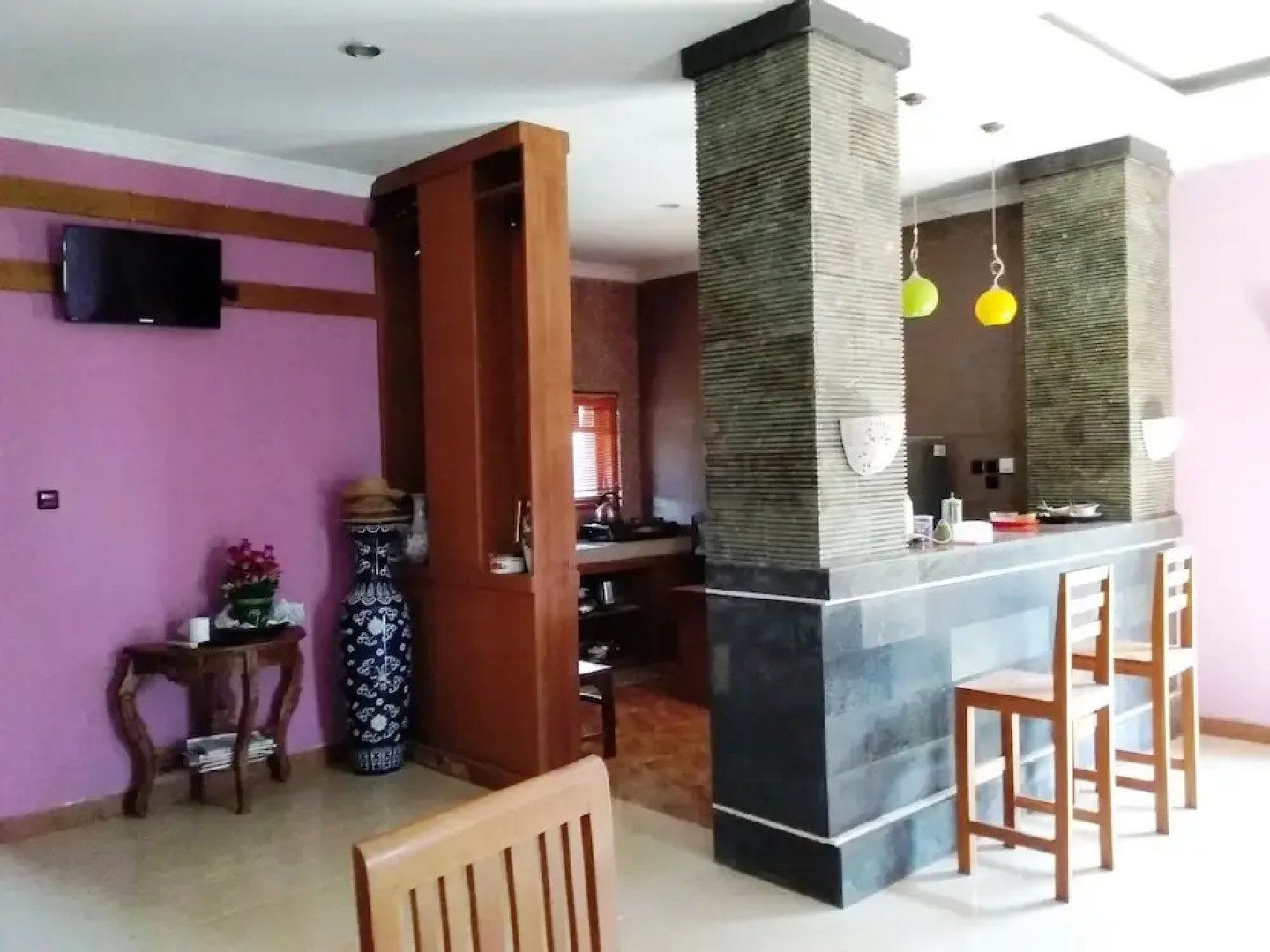 A Very Nice Cozy Family Home With 2 Floors, Fully Furnished.