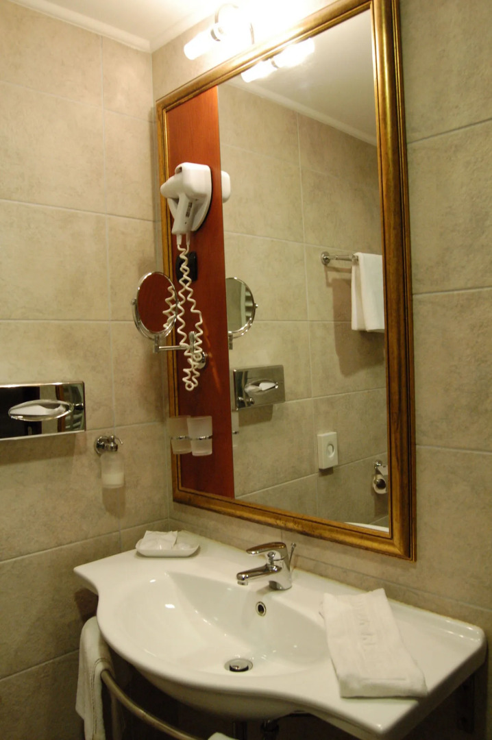 Hotel Golden Lake Resort