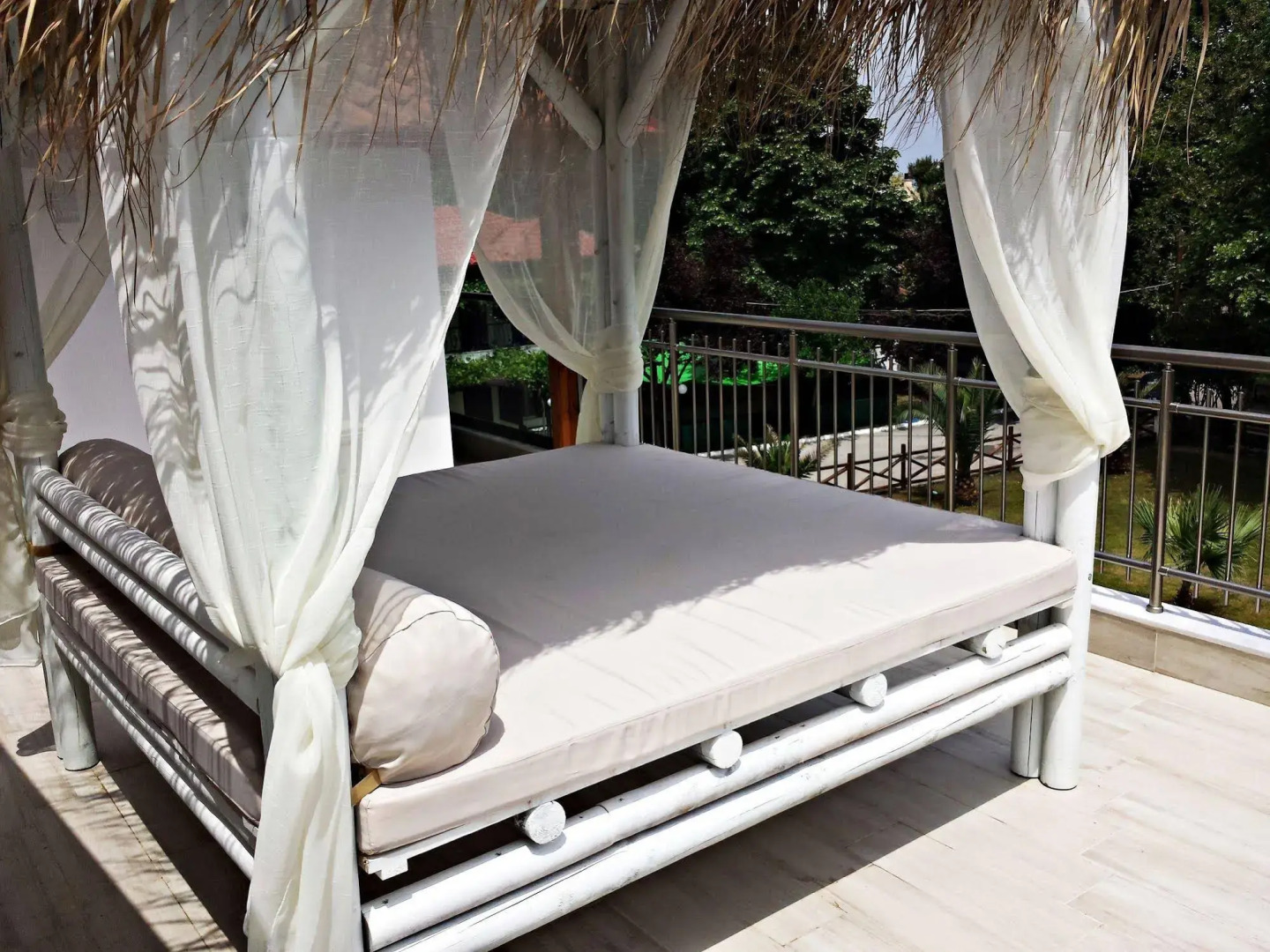 Studios & Apartments Efrosini