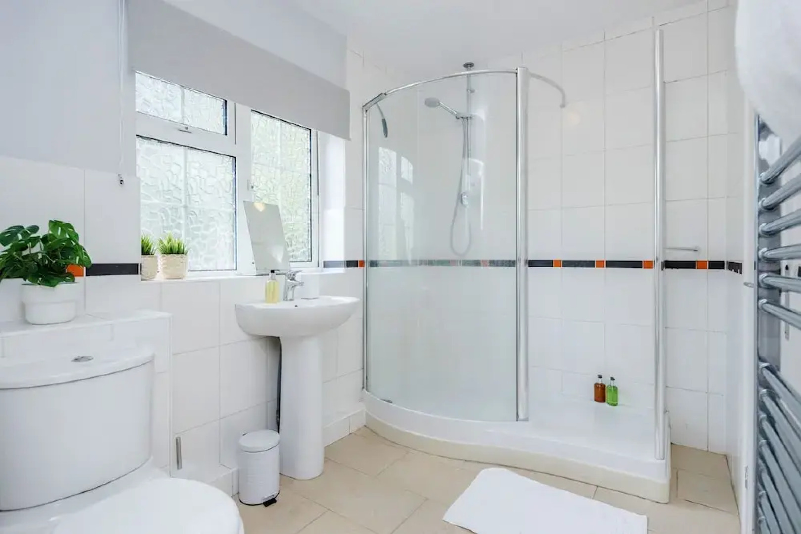 Ascot Pet Friendly 4 Bed House Parking