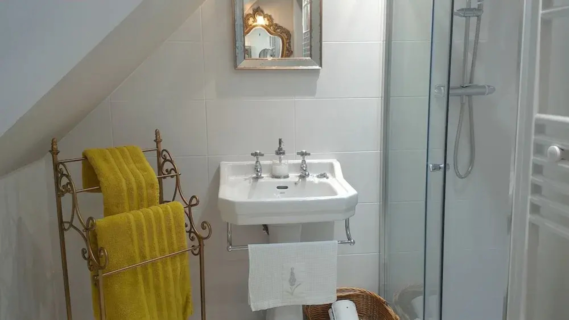 Whispering Cottages Bed and Breakfast