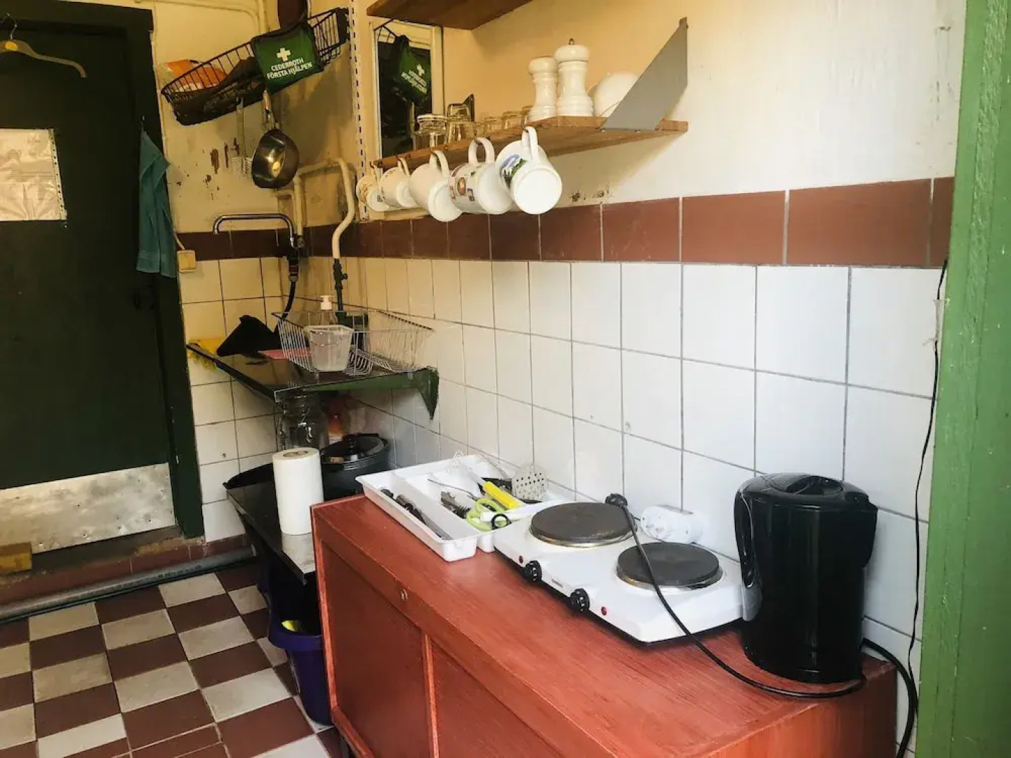 Tranquil Lakeside Cottage Retreat