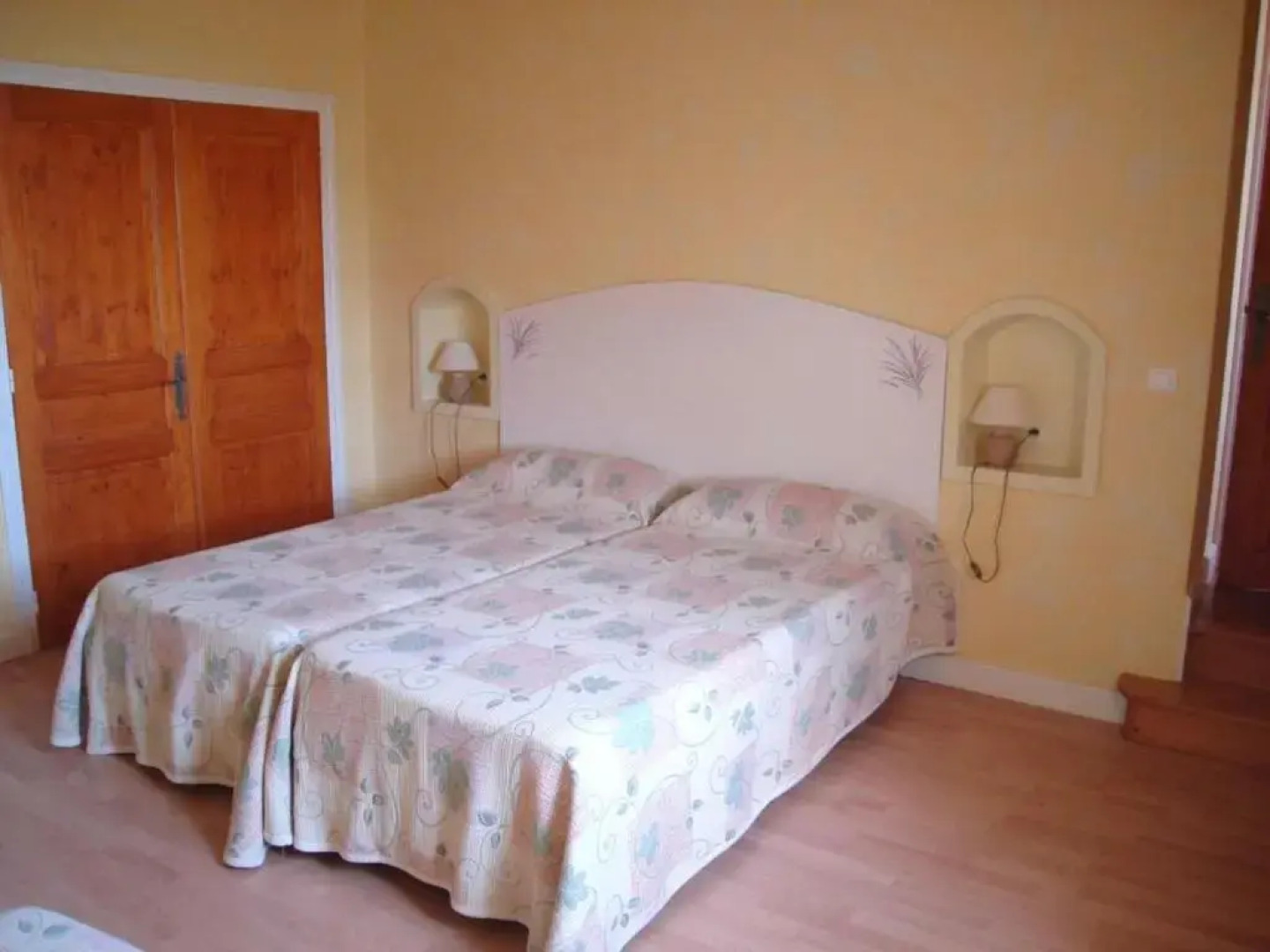 Gîte Chalain-le-Comtal, 5 pièces, 10 personnes - FR-1-496-48