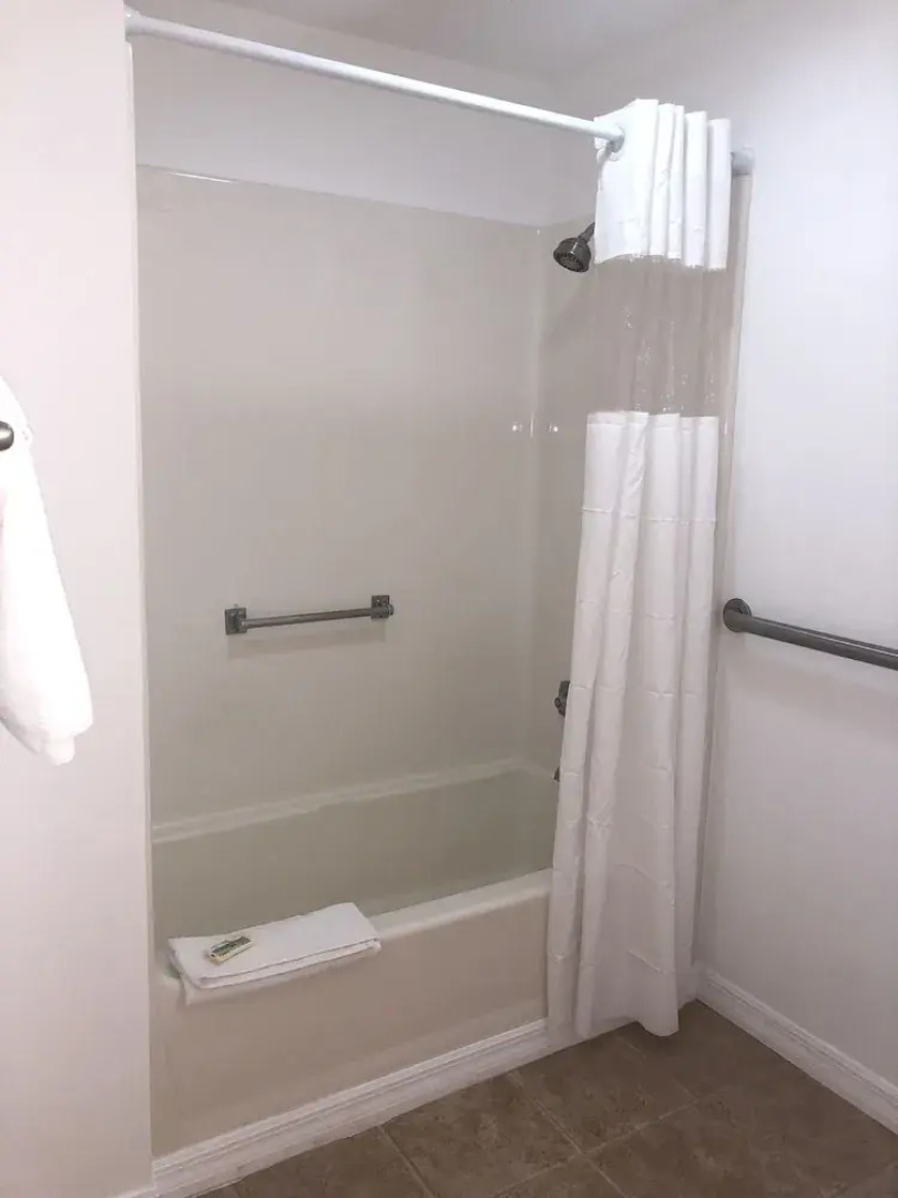 Spinnaker Inn of Naples