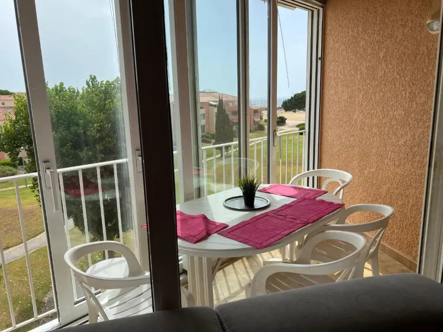 5 personnes les pieds dans l'eau à Santa-Cruz