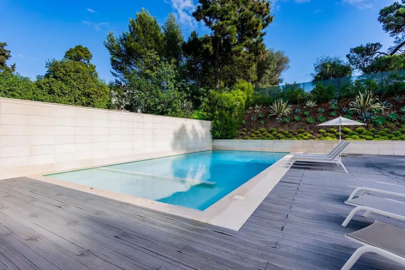 Deluxe Beach Apartment Swimming Pool