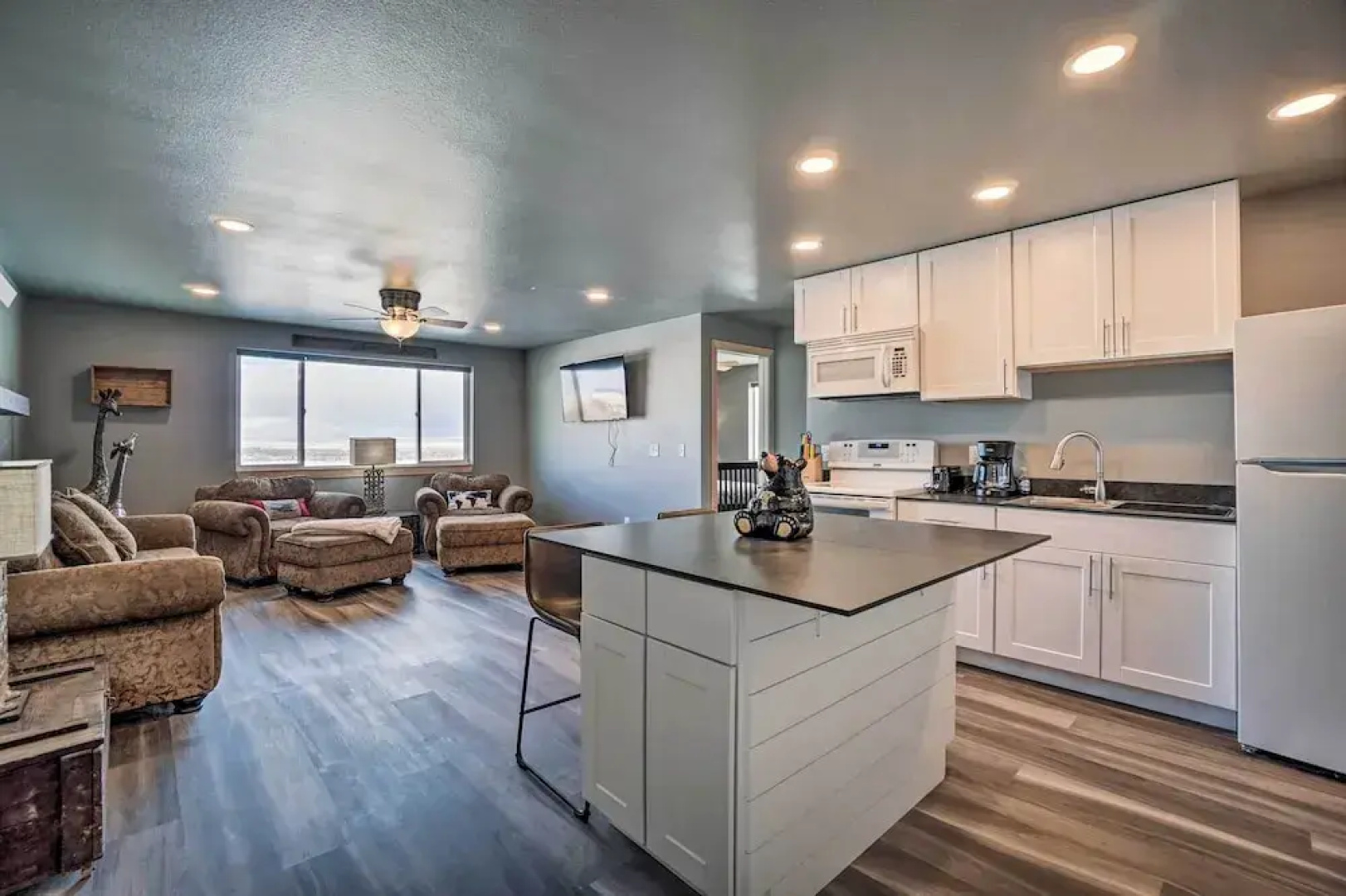 Spacious Saratoga Condo w/ Mountain Views!