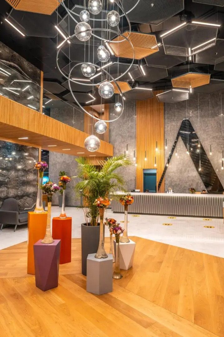 The Norm Collection Door'a