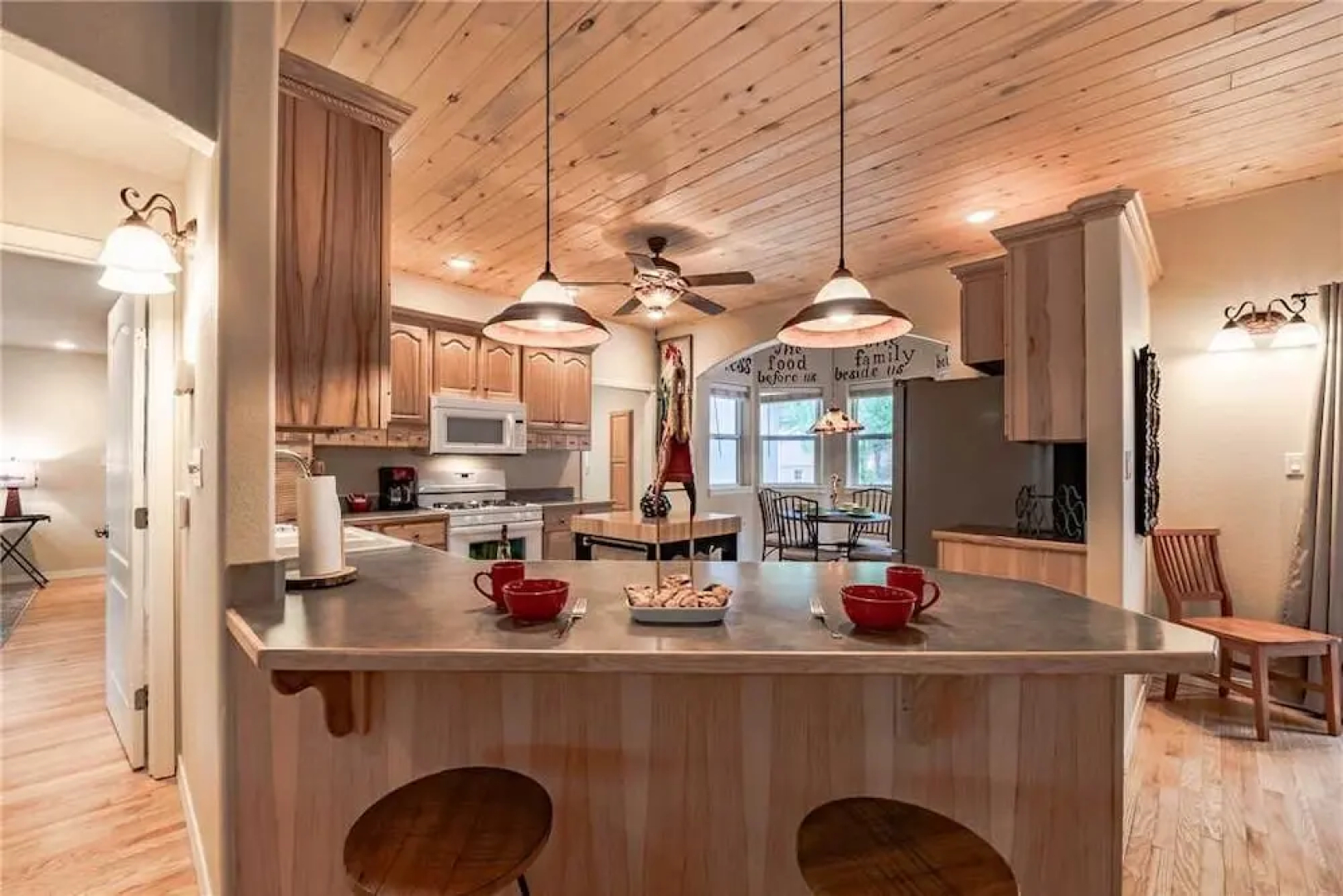 Little Creek Retreat - Four Bedroom Cabin with Hot Tub