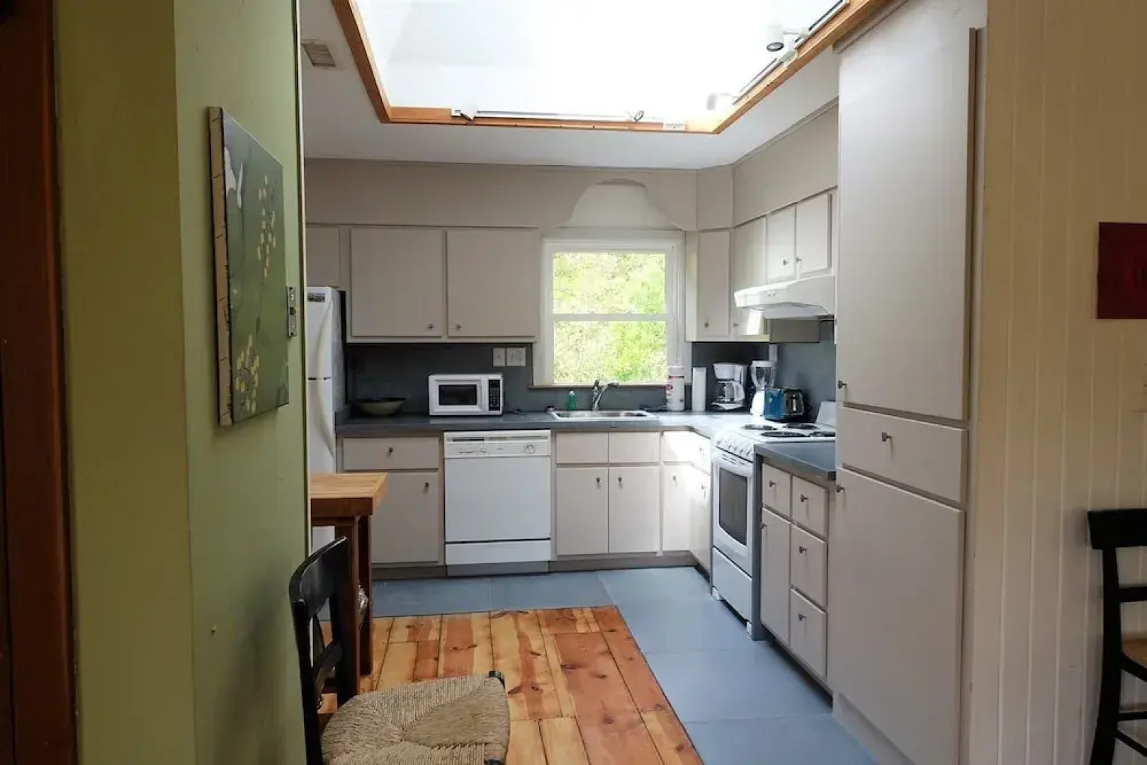 A Cat Named Vivian 3 Bedrooms 2 Bathrooms Home