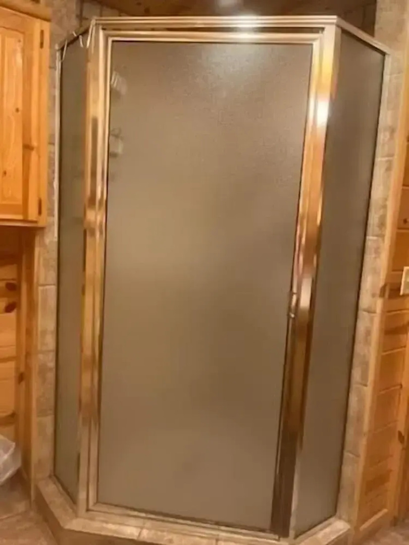 Crooked Pine Cabin With Swing and Hot Tub on the Deck by Redawning