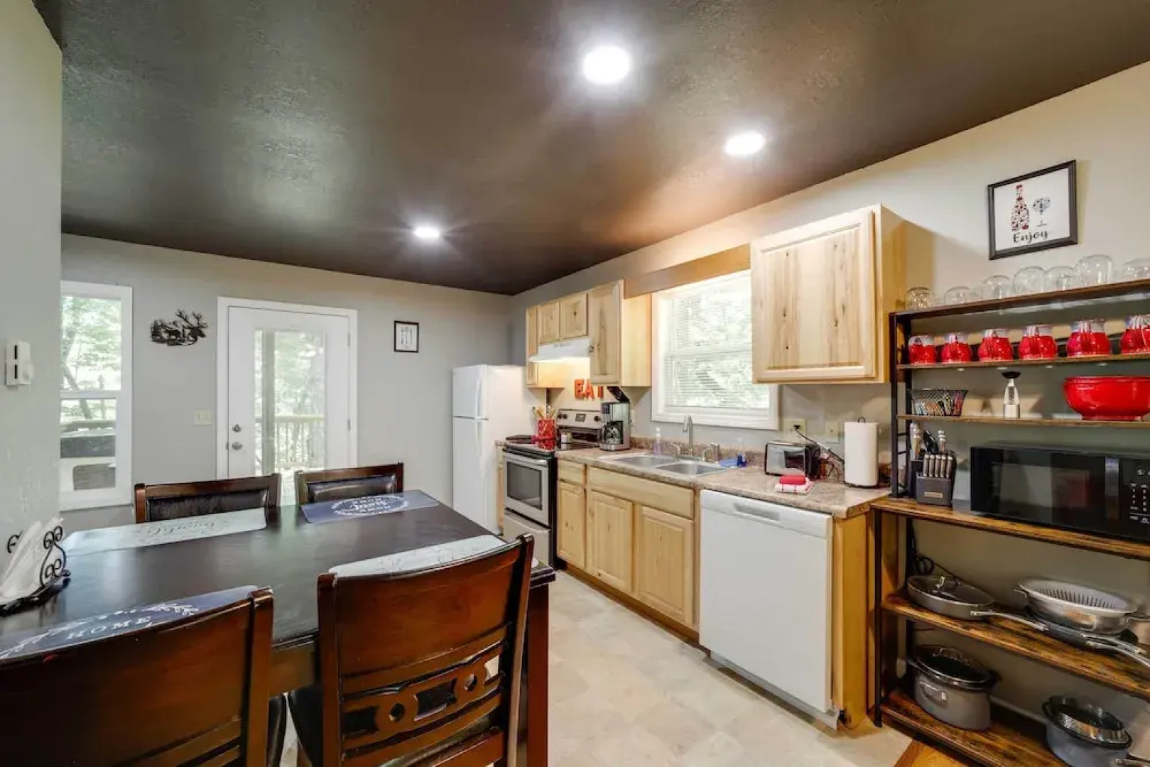 Cozy Whittier Cabin + Yard & Hot Tub, Pets Welcome