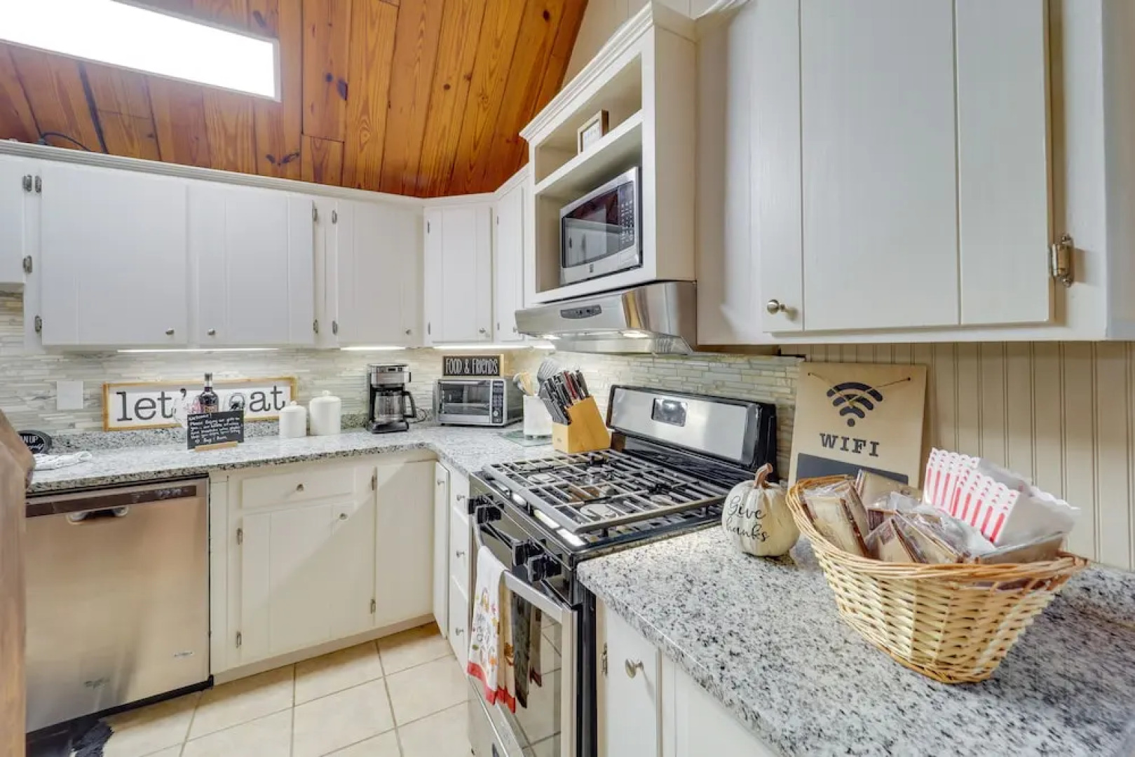 Deck, Fire Pit, & Grill: Beech Mountain Chalet