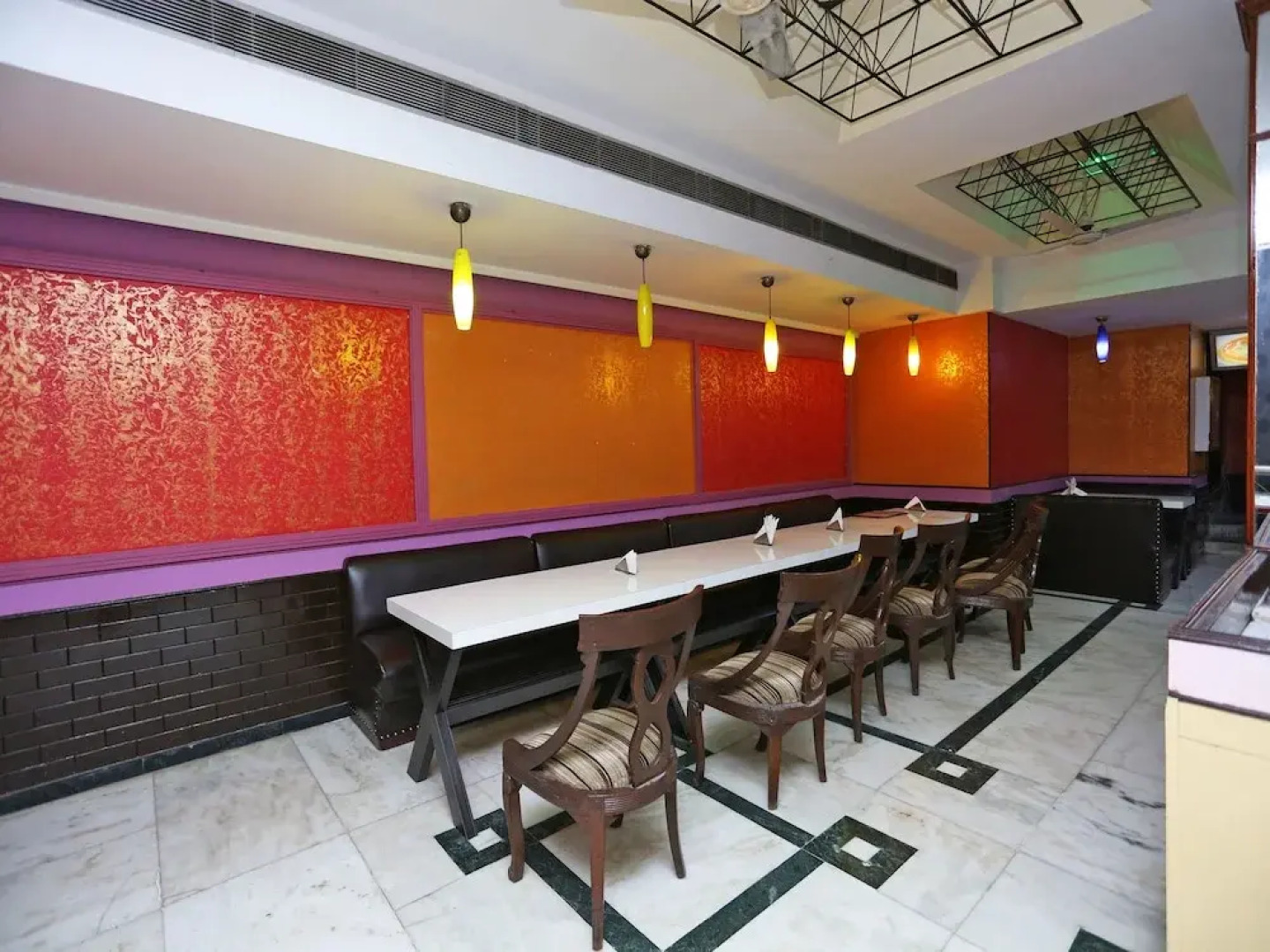 OYO 16125 Eiffel Grand Hotel