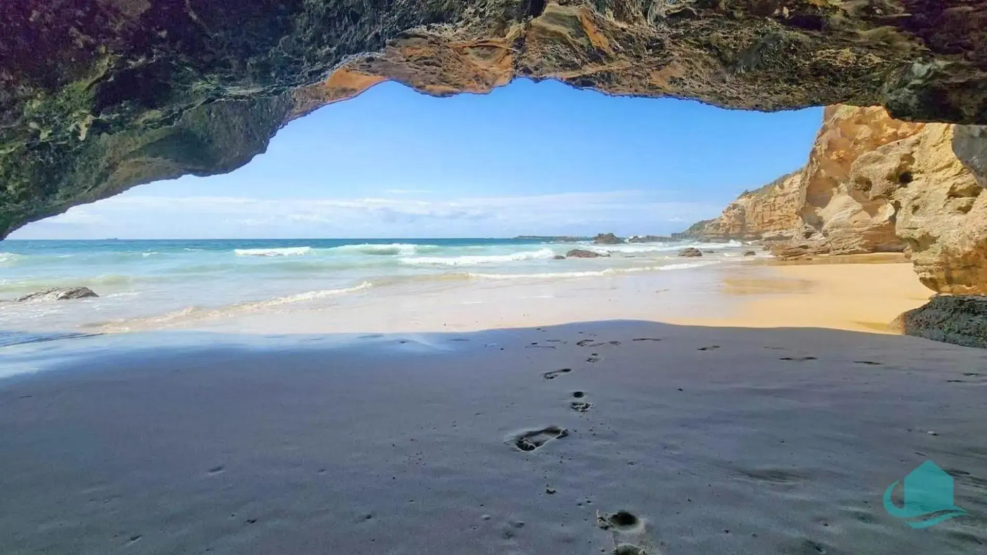 Splendour Hideaway - Luxury pool at Caves Beach
