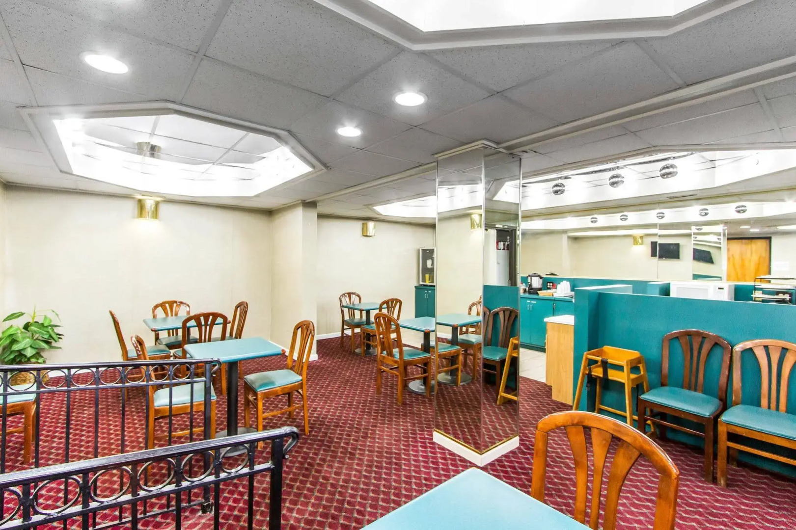 Econo Lodge & Suites Clarksville near Governors Square Mall