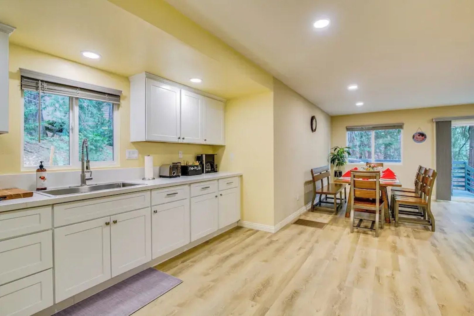 4 Mi to Lake Arrowhead: Cabin w/ Grill & Deck!