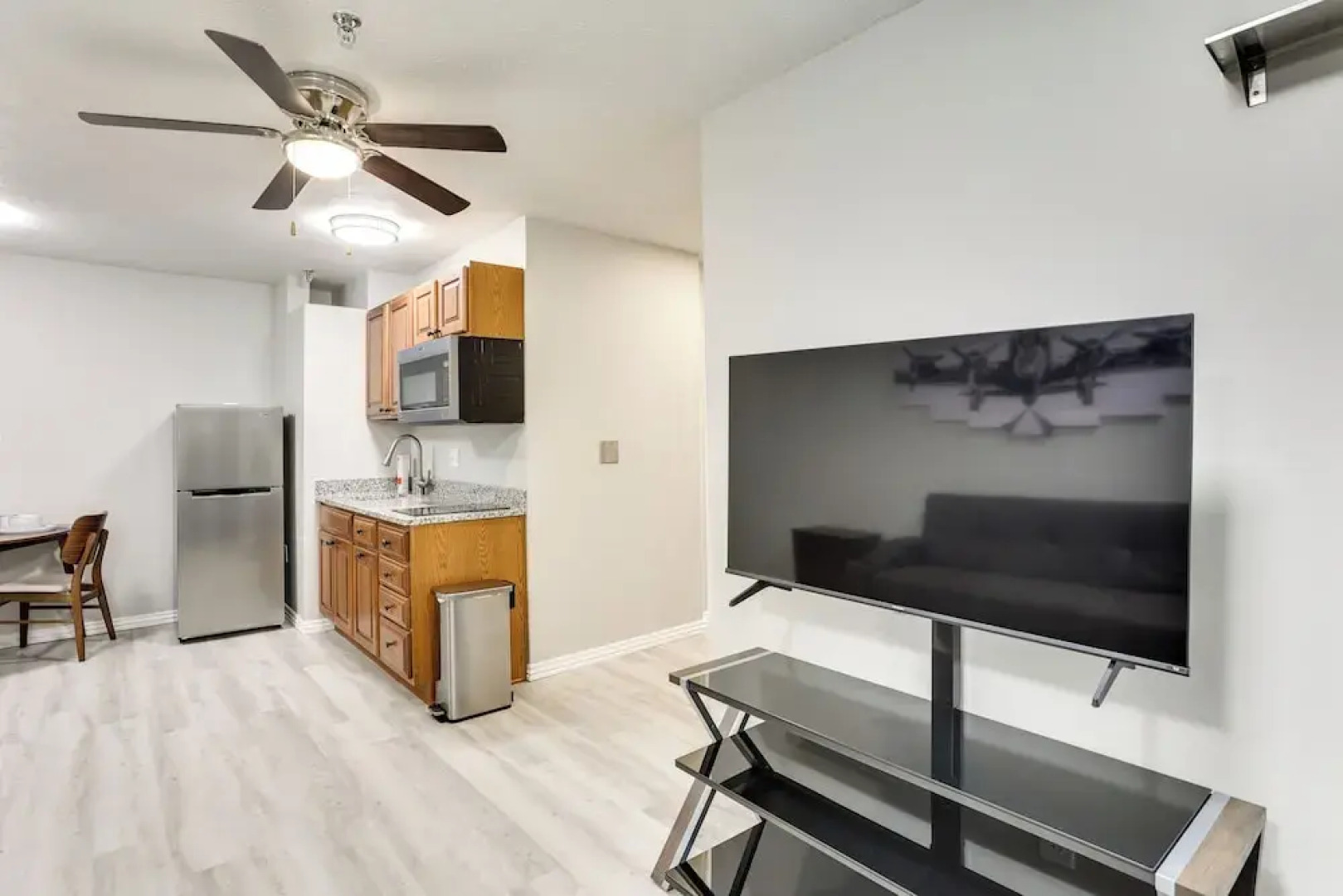 Half-mi to Oakland City Golf Club: Sleek Apartment