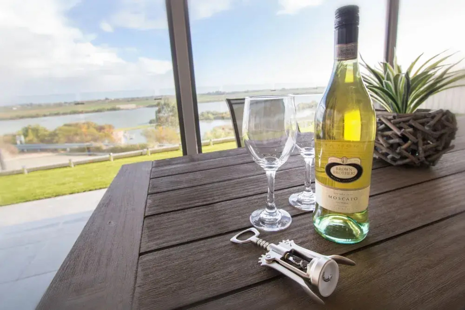 ‘Serenity’ and sweeping Murray River views