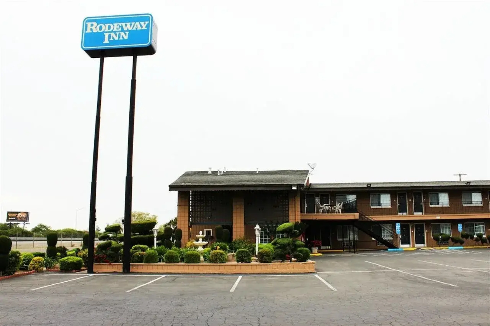 Rodeway Inn Near University-Gateway to Yosemite