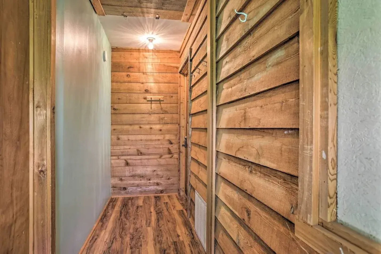 Quaint Studio w/ Shared Beach: Walk to Suttons Bay