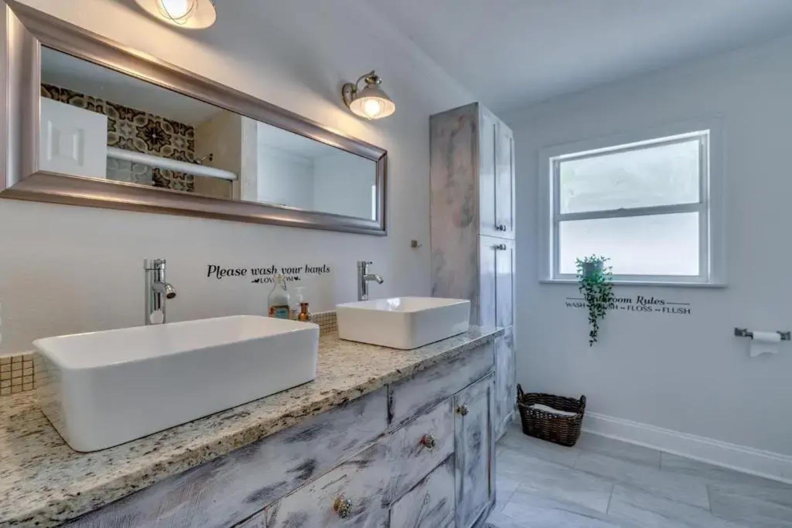 Beautiful home- Private getaway-Heated Pool/Hottub