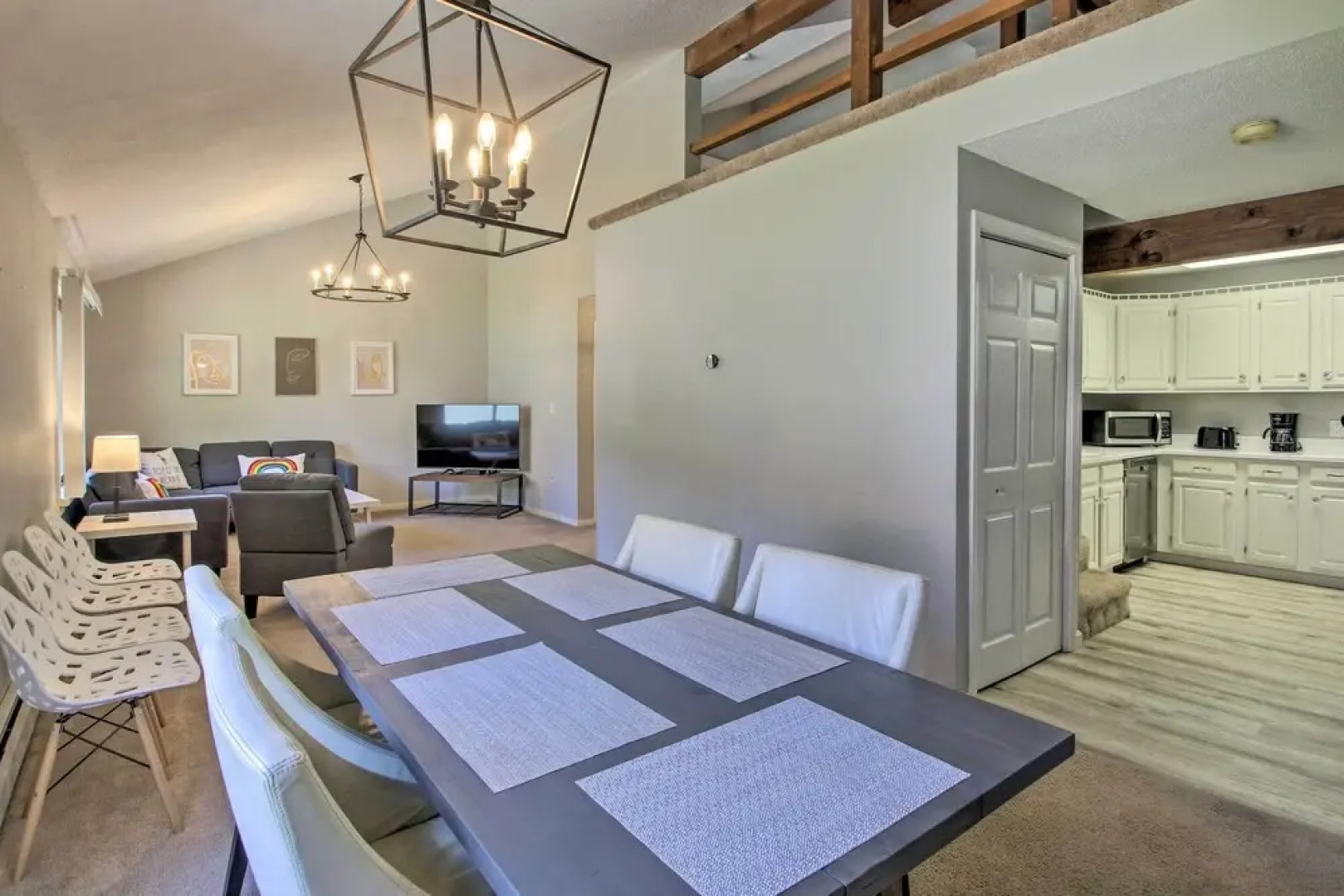 Chic Resort Condo ~ 1 Mi to Attitash Mountain!