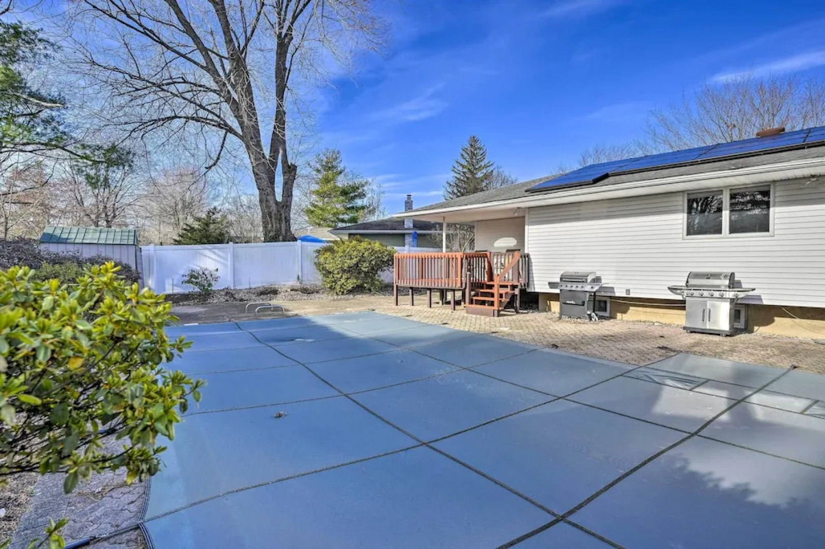 Quiet Commack Cottage w/ Pool, 8 Mi to Beach!