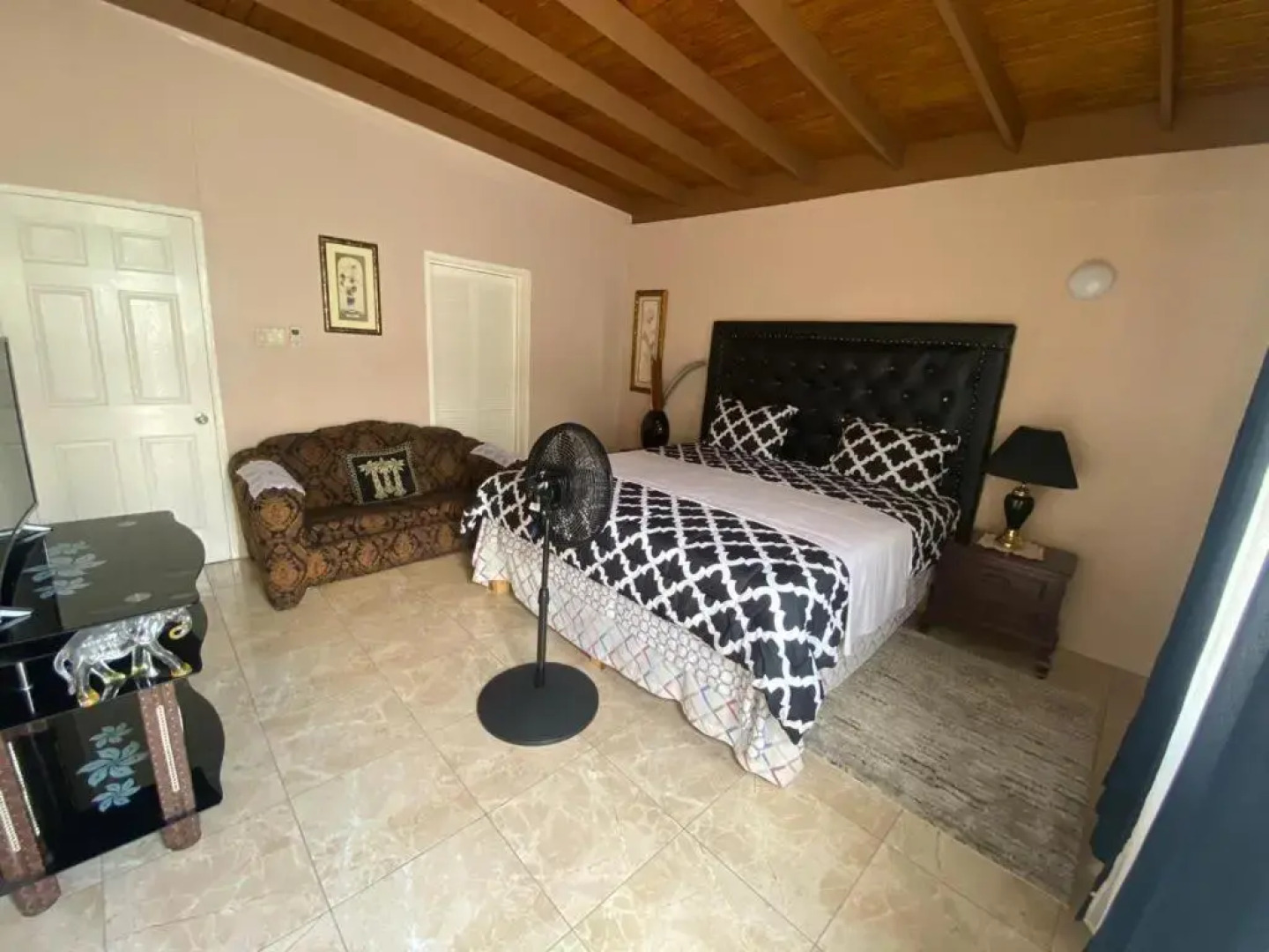 Portmore - Cheerful Private AC one Bedroom, Bathroom and Closet