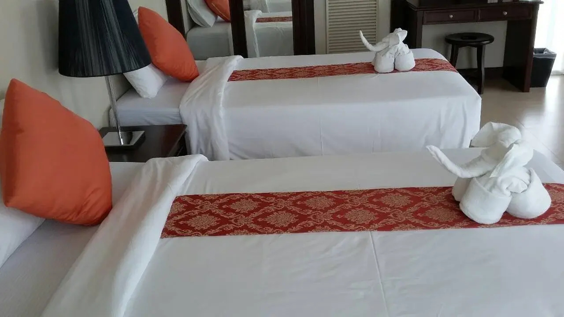 Lakeside Chalet by Mida