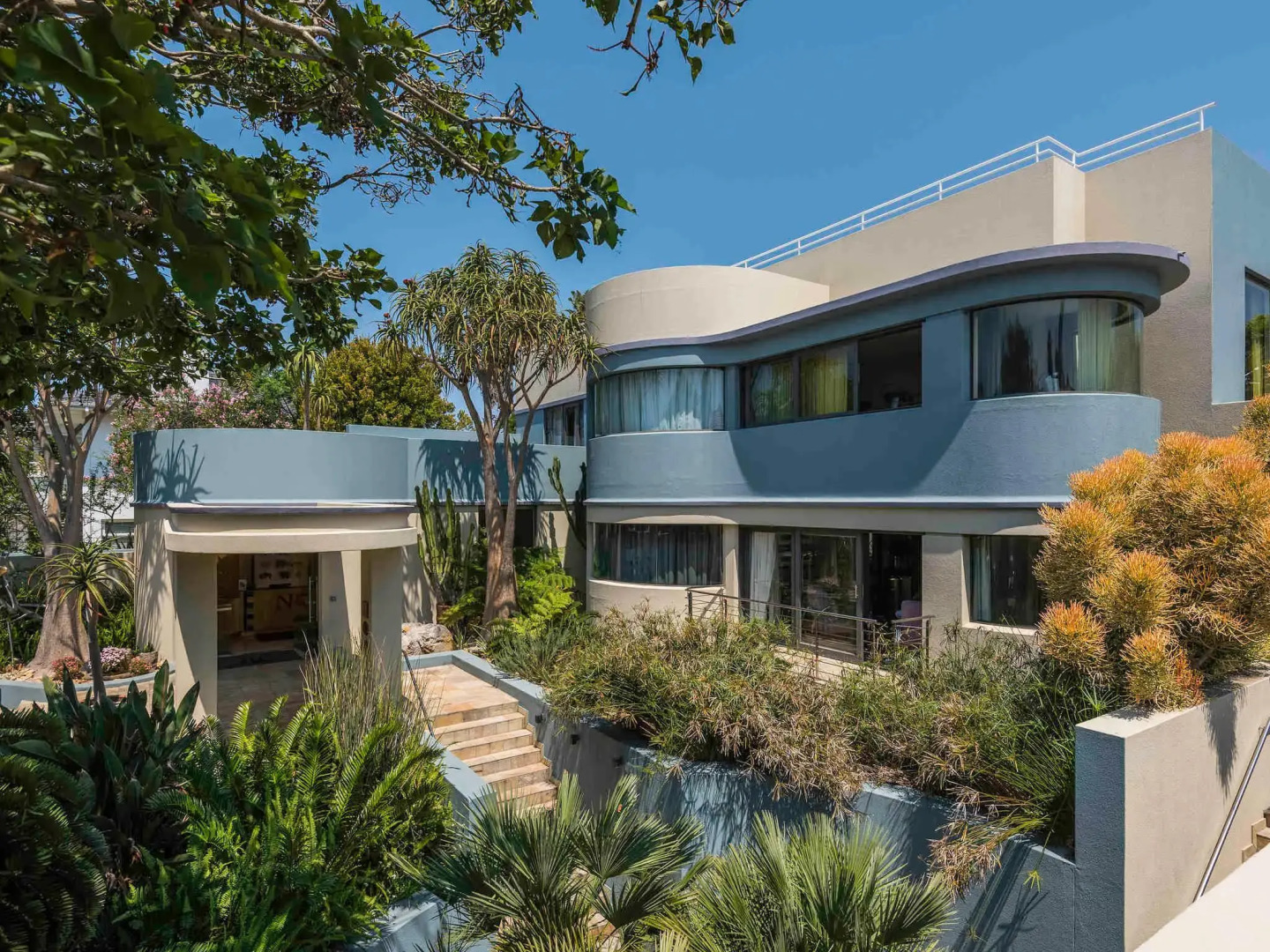 Mantis No5 Boutique Art Hotel