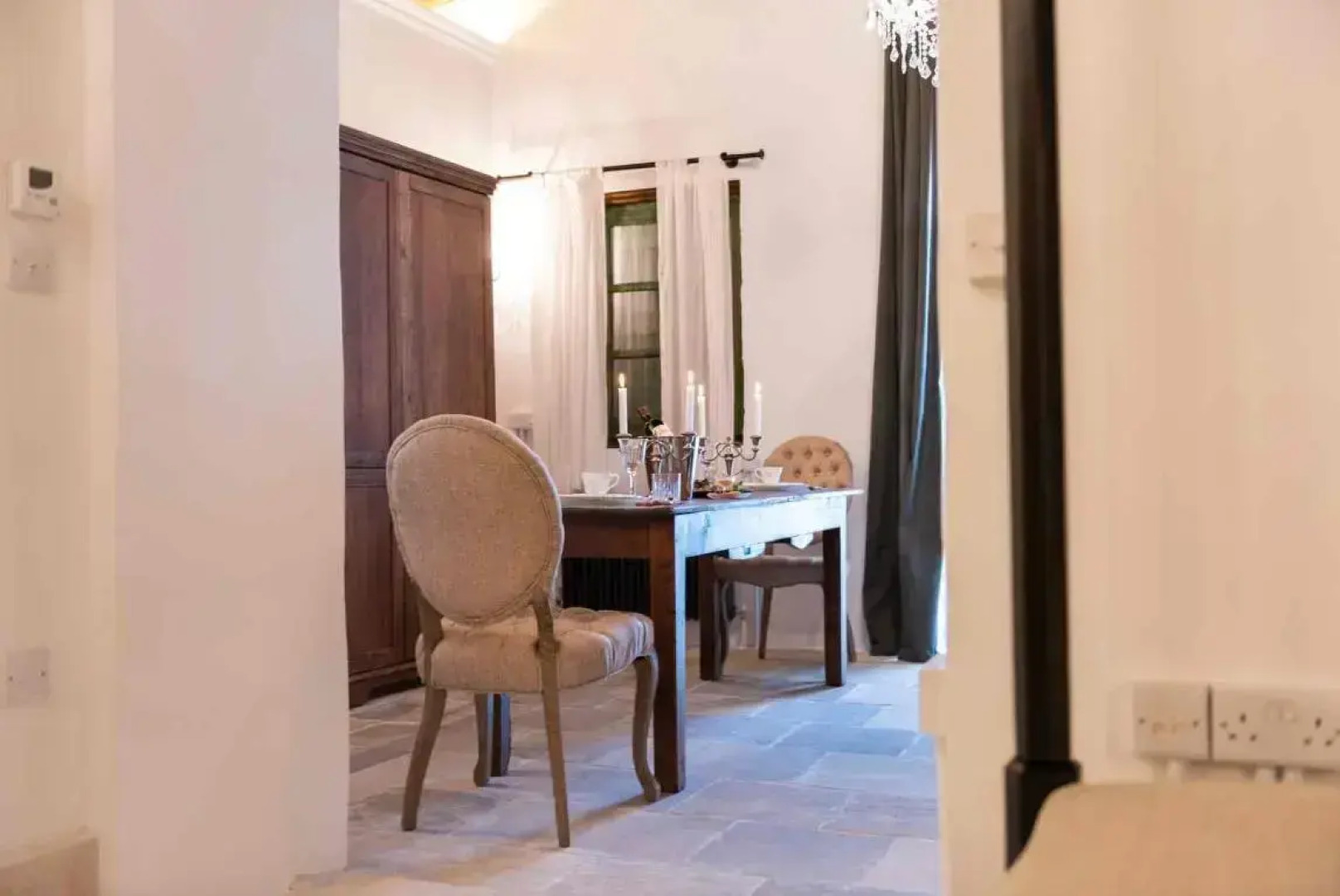 Oinou Strata - Adults Only